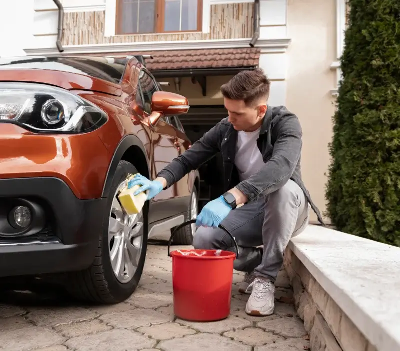 Lavage auto à domicile Charsonville : professionnel intervenant sur un véhicule